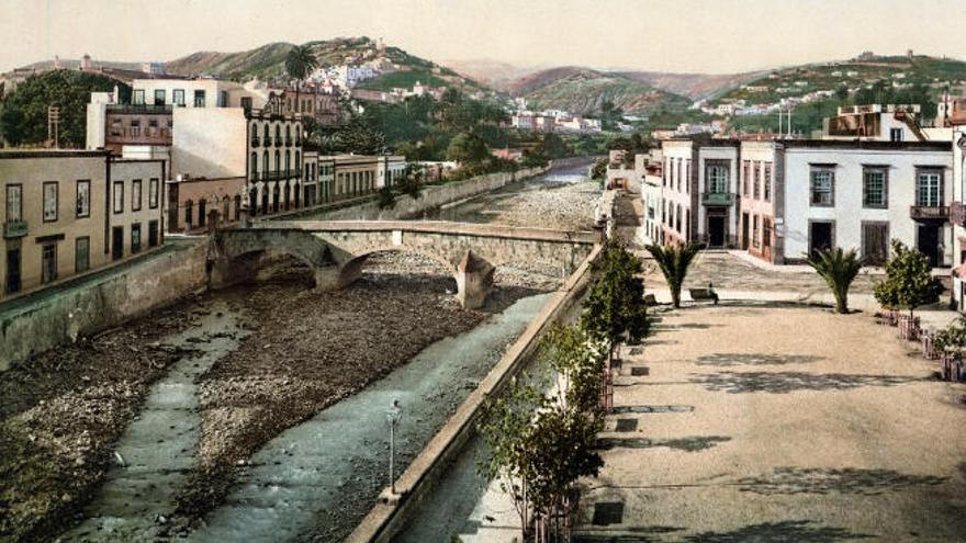 El desaparecido Puente de Piedra sobre el Guiniguada.