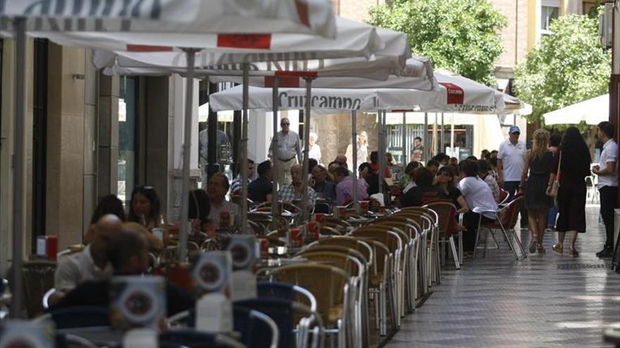 Vecinos piden actuar ante los veladores ilegales y plantean dejar la mesa municipal