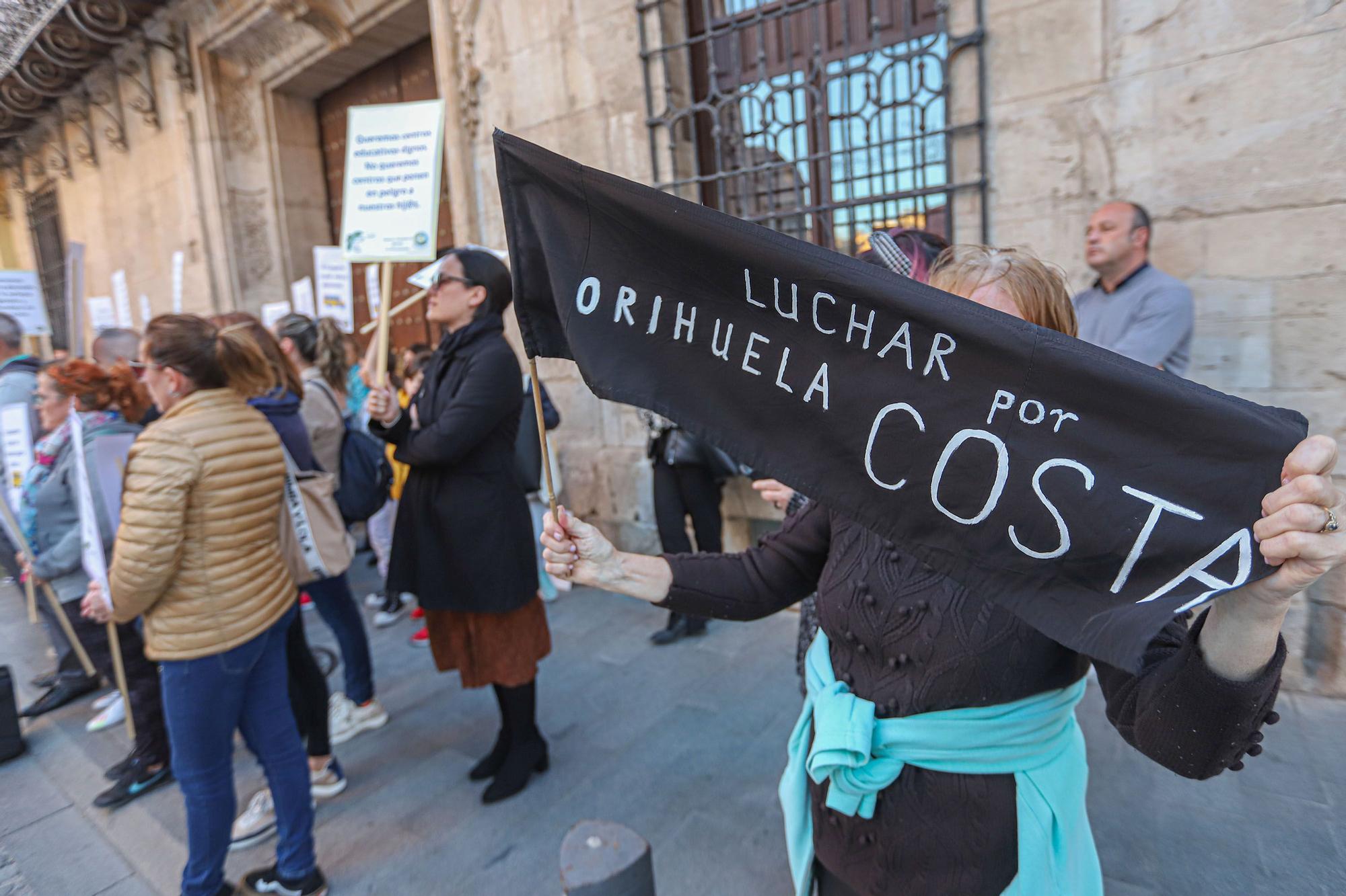 Protesta de las AMPAS  por el mal estado de los colegios en el Ayuntamiento de Orihuela