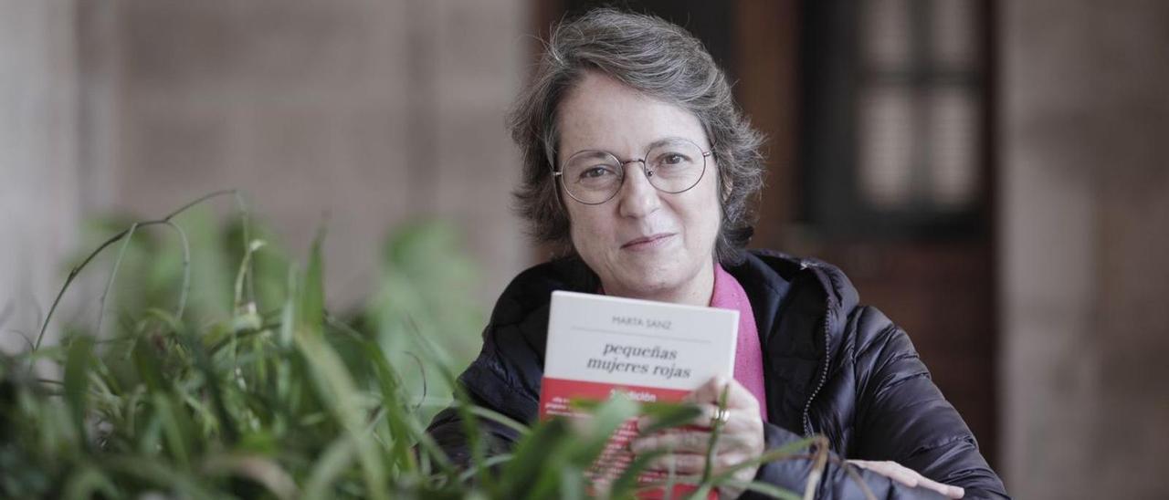 Marta Sanz en Palma con ‘pequeñas mujeres rojas’ cuando participó en la Fira del Llibre