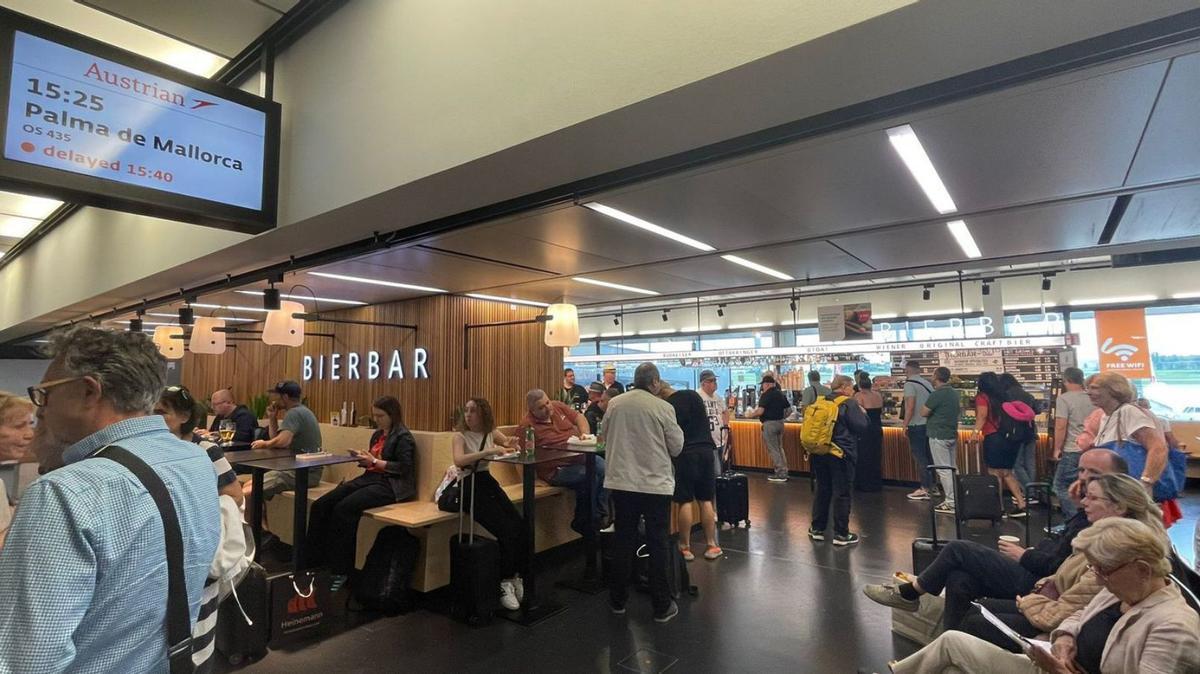 Mallorca no solo satura el flotante Son Sant Joan, también colapsa el aeropuerto no inundable de Viena,  véase la aglomeración el pasado viernes para embarcar en el vuelo de Austrian a Palma. | DM