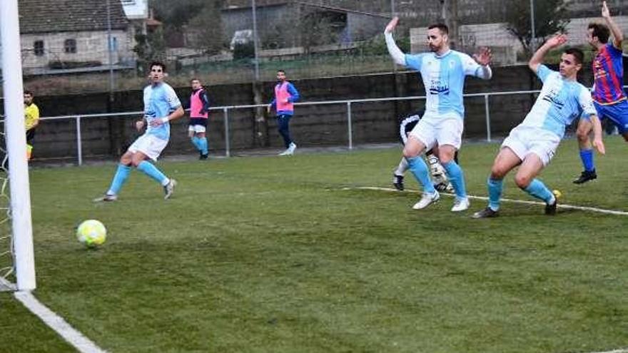 Palmás anota el primer gol del Compostela. // S.D.Compostela