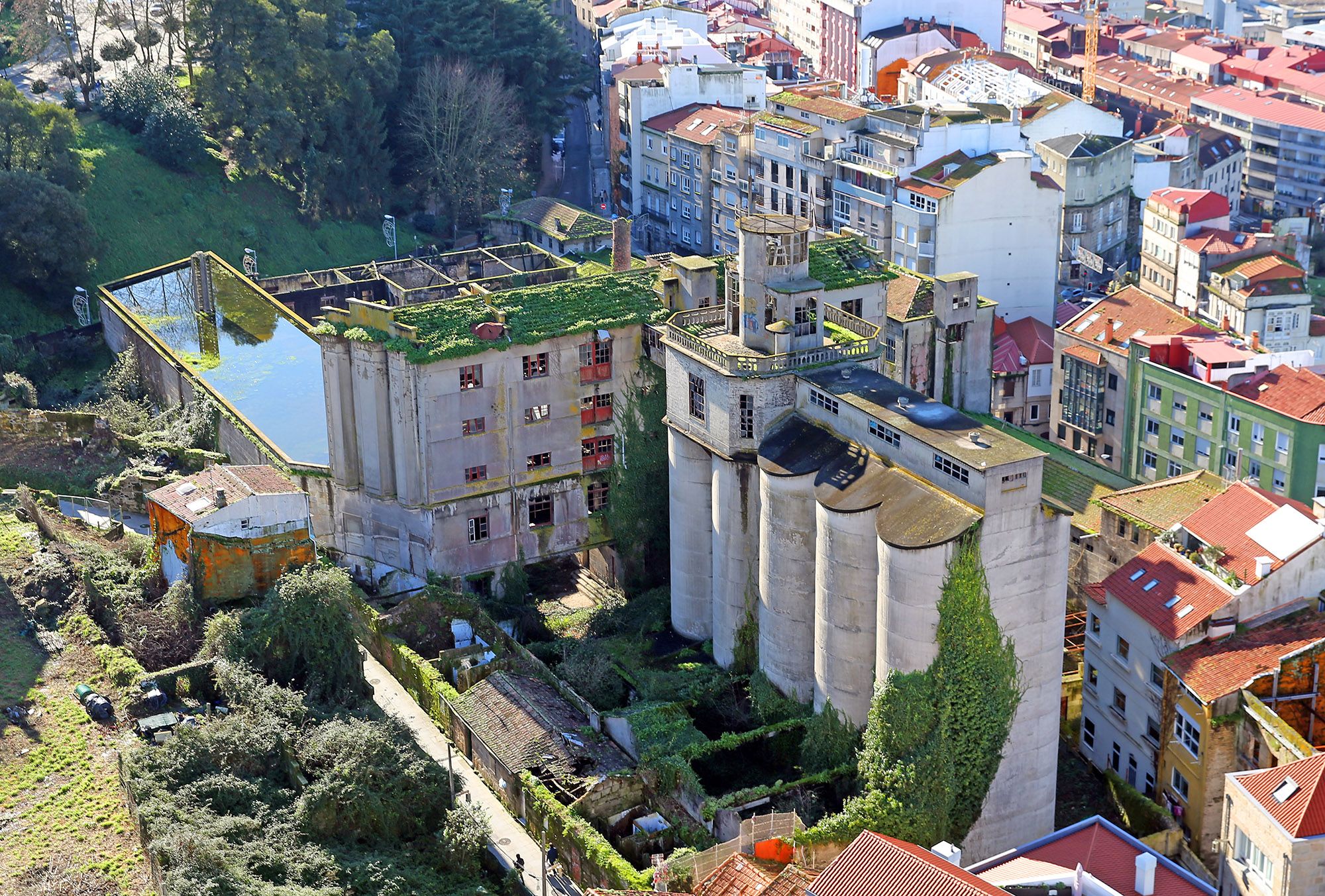 Vista de la antigua panificadora en ruinas Marta G. Brea en 2022.jpg