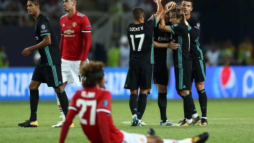 Modric, a la derecha, celebra la victoria en la Supercopa de Europa ante el United. // Efe