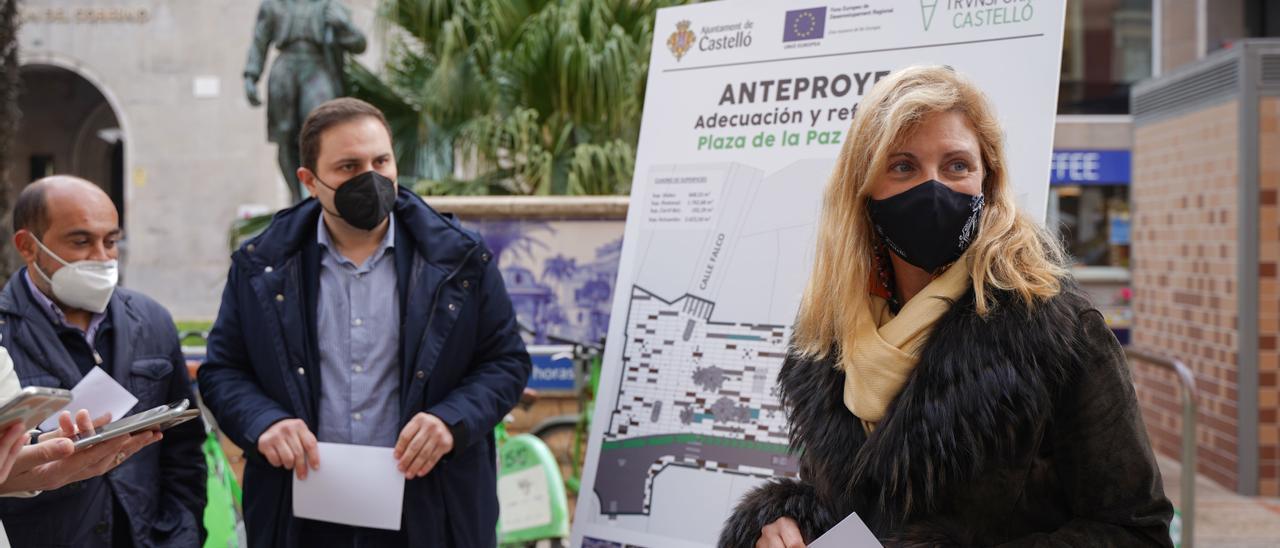 La alcaldesa de Castelló, Amparo Marco, junto al edil de Urbanismo, José Luis López, en la presentación del anteproyecto de remodelación de la plaza de la Paz, en diciembre.