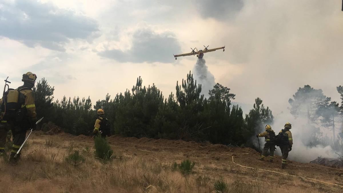 Trabajos de extición del incendio en Las Hurdes este martes.