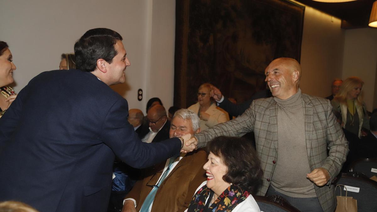 El alcalde, José María Bellido, saluda al portavoz de la oposición, el socialista Antonio Hurtado.