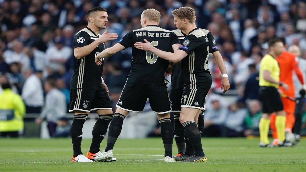 Un aficionado del Ajax le cambia las letras de patrocinio a un hincha dormido del Tottenham | El Bocón