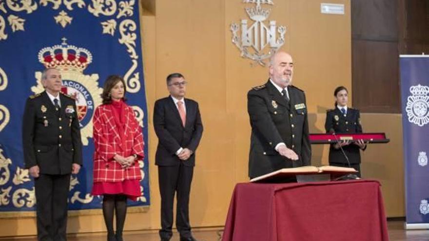 Momento en que Zurita jura su cargo como jefe superior de Policía en la Comunidad.