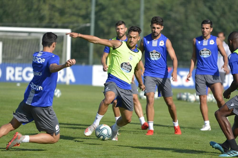 La plantilla blanquiazul vuelve a ejercitarse en las instalaciones de Abegondo en la que es la penúltima sesión de trabajo antes de su estreno en la competición oficial.