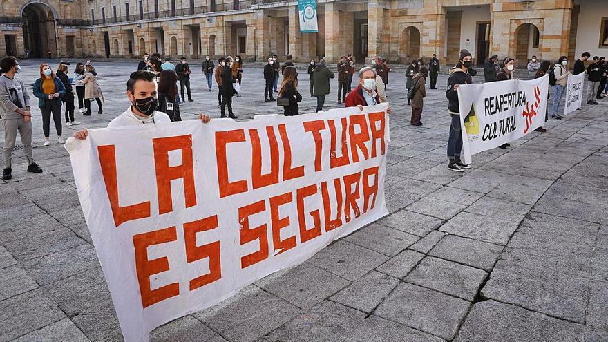 Asistentes a la concentración de los profesionales del teatro, ayer, en la Laboral de Gijón.