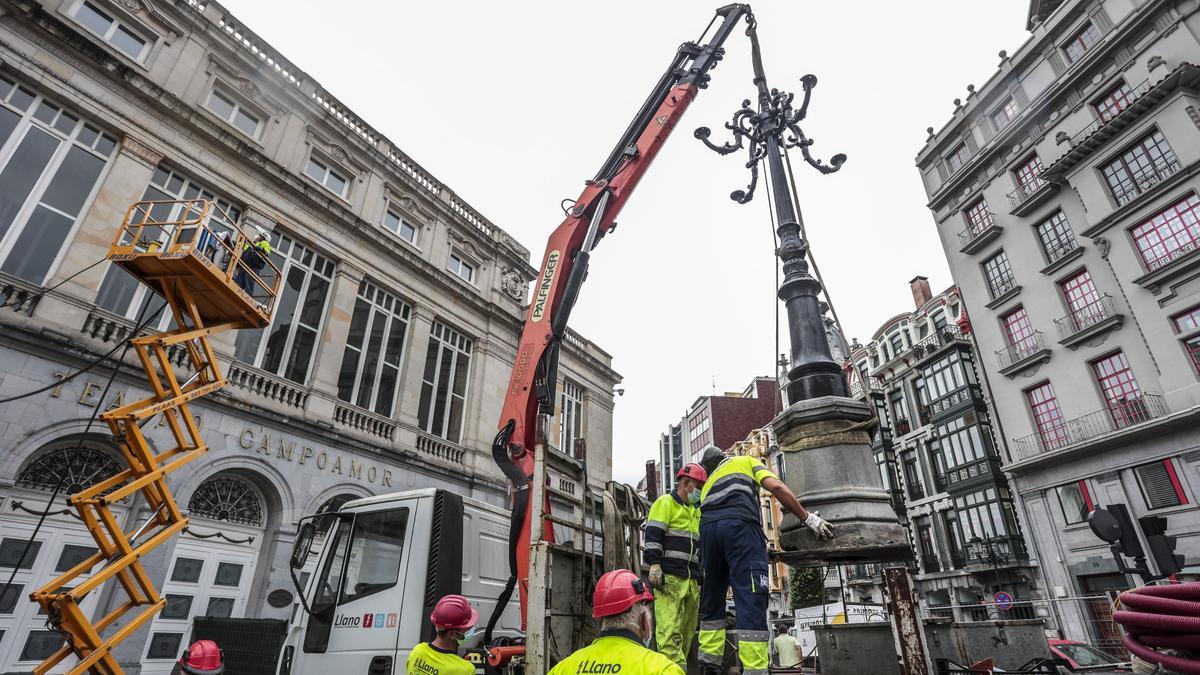 El momento de la retirada de la farola y la estatua frente al teatro Campoamor