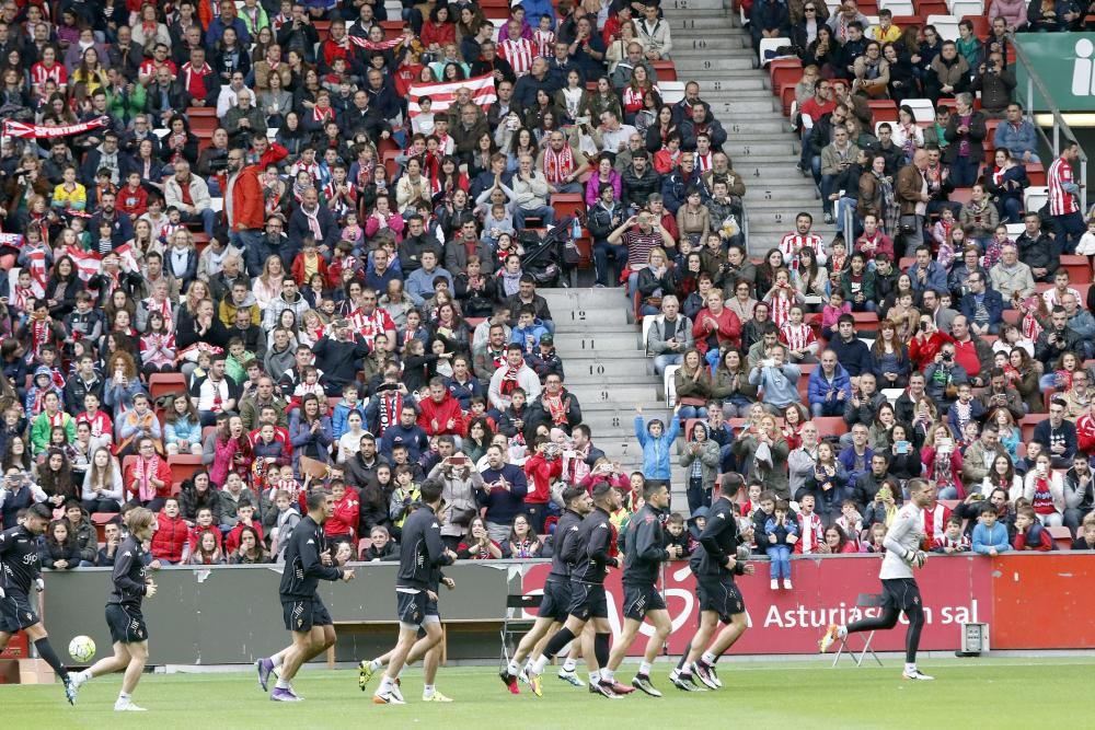 La afición arropa al Sporting en su último entrenamiento de la temporada