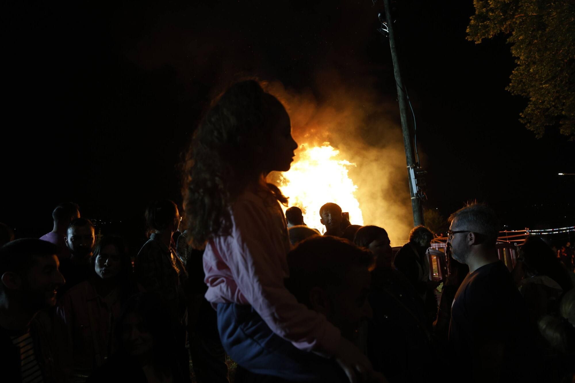 En imágenes: Así fue la foguera de Trasona