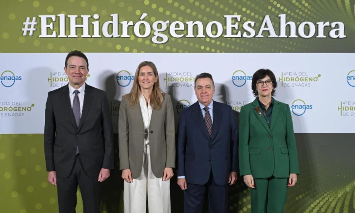 Sara Aagesen (centro), flanqueada por la responsables de Enagás  Arturo Gonzalo y Antonio Llardén. | ENAGÁS
