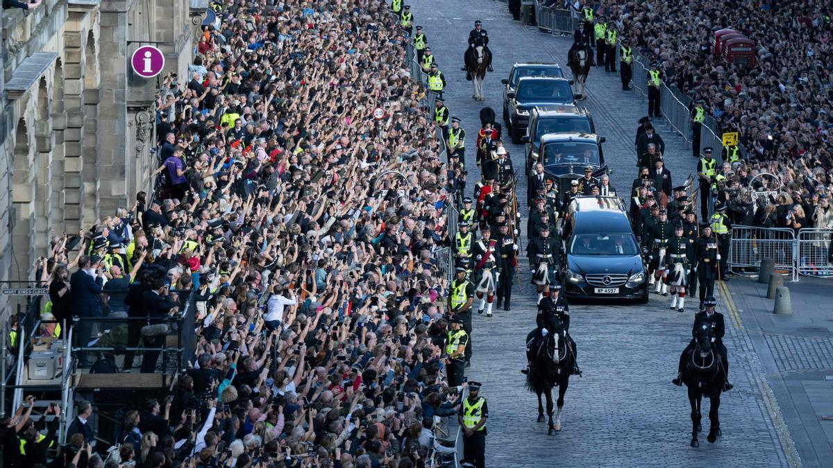 Una multitud observan la procesión del ataúd de la difunta reina Isabel II, desde el Palacio de Holyroodhouse hasta la Catedral de St Giles en Edimburgo,  el 12 de septiembre de 2022