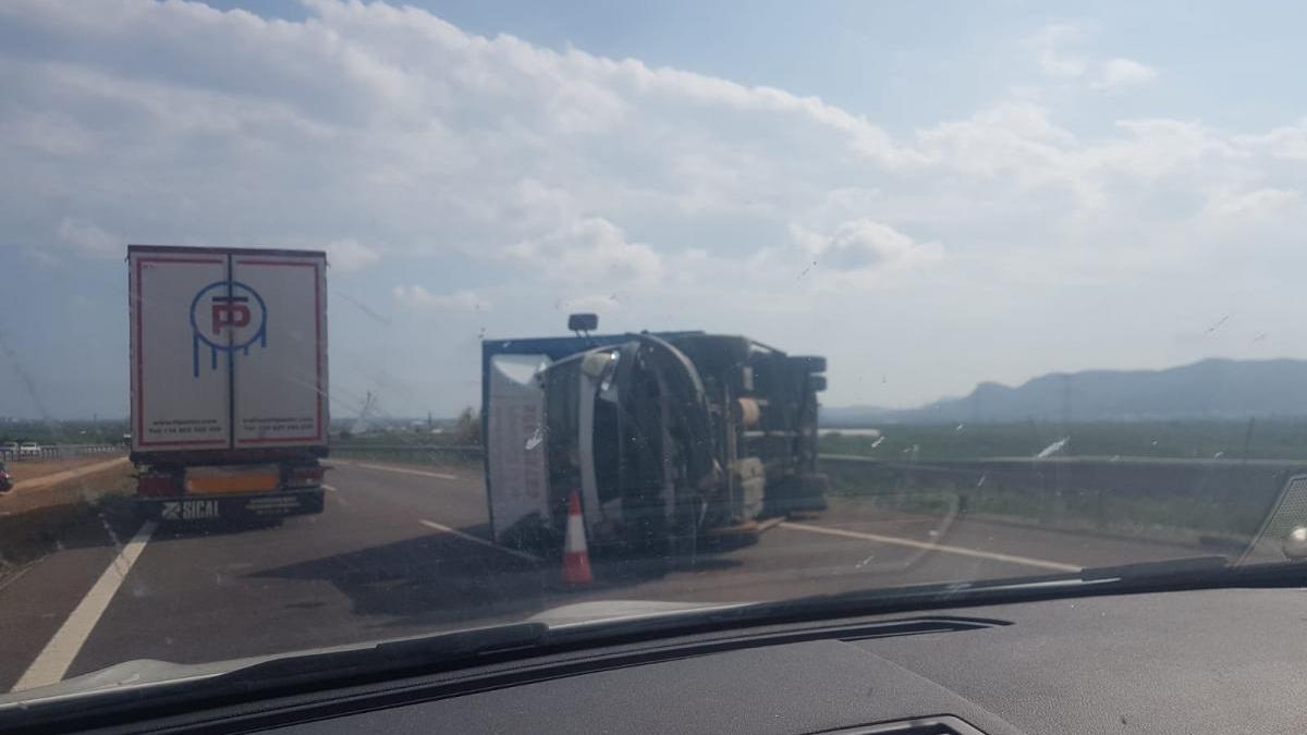 Un camión vuelca en la AP-7 y provoca largas colas