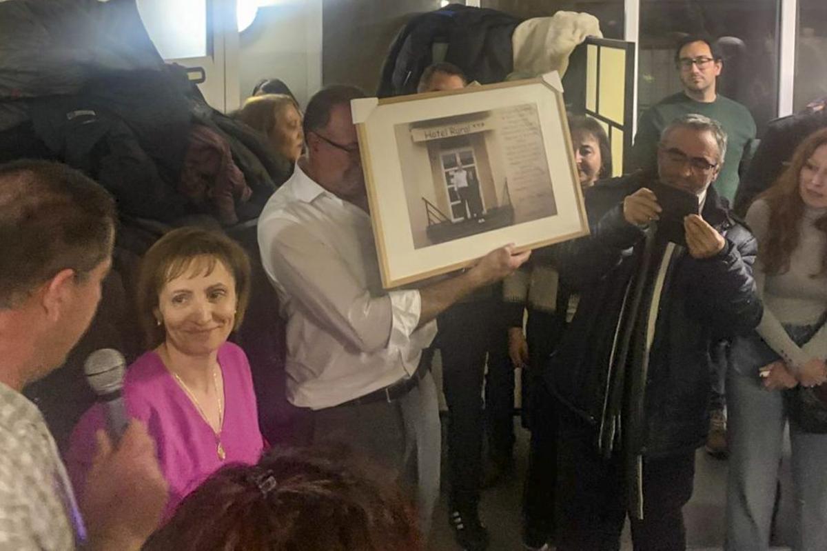 Tere y José reciben un cuadro y el agradecimiento del alcalde.  | CEDIDA