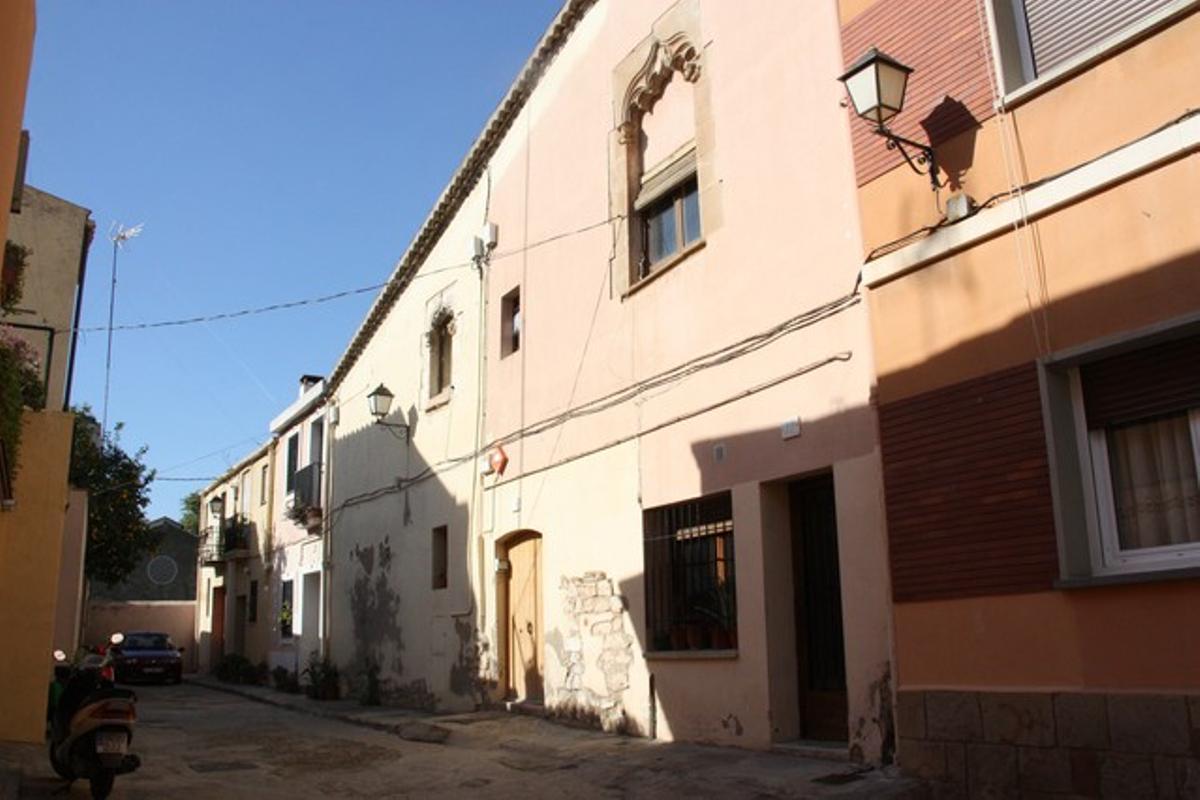 La casa dels finestrals gòtics del carrer del Xipreret on els historiadors situen que es va firmar el Conveni de l’Hospitalet.