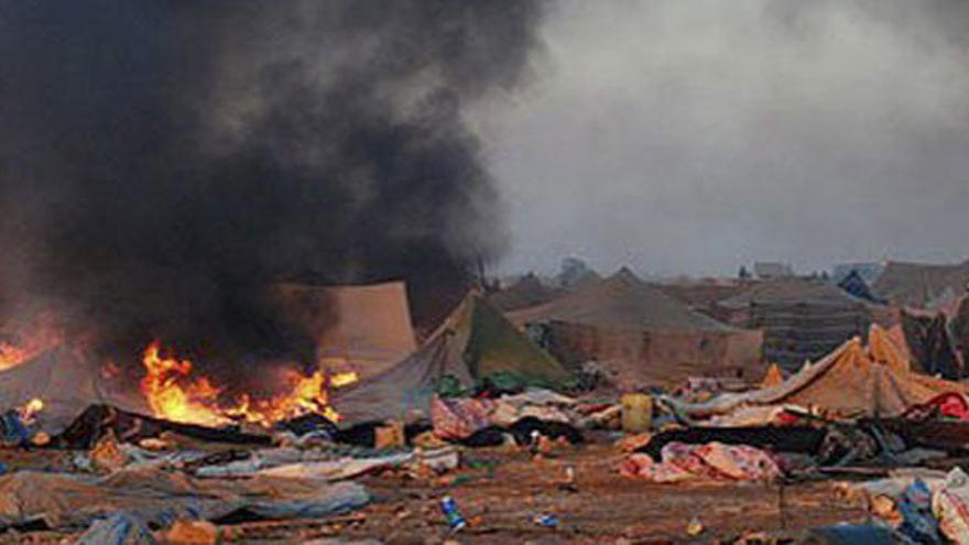 Foto de la quema de las jaimas en el campamento de protesta saharaui de Gdaim Izik