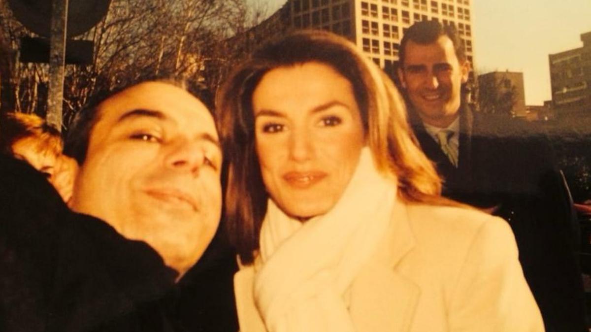 Pepe Romeo y Letizia, ya princesa, con Felipe detrás, en Zaragoza en enero de 2005.