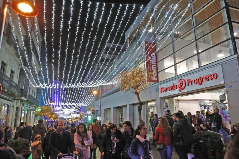 Ya es Navidad en Vigo: 10 milllones de luces para marcar una historia. // A. Villar | J. Lores | J. Álvarez | C. Delgado | M. Romero