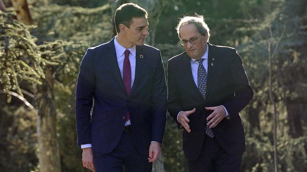 Sánchez y Torra, en los jardines del Palacio de la Moncloa, antes de la reunión de este miércoles.