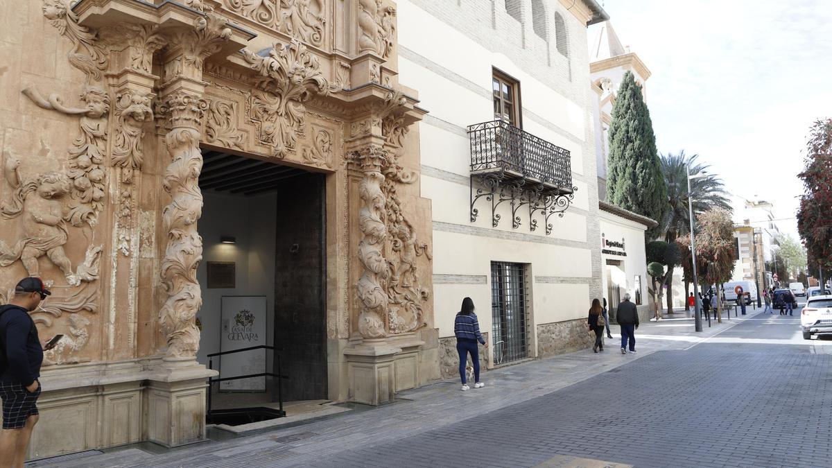 Puerta principal del Palacio de Guevara, con las dependencias de la Oficina de Turismo en el lateral.