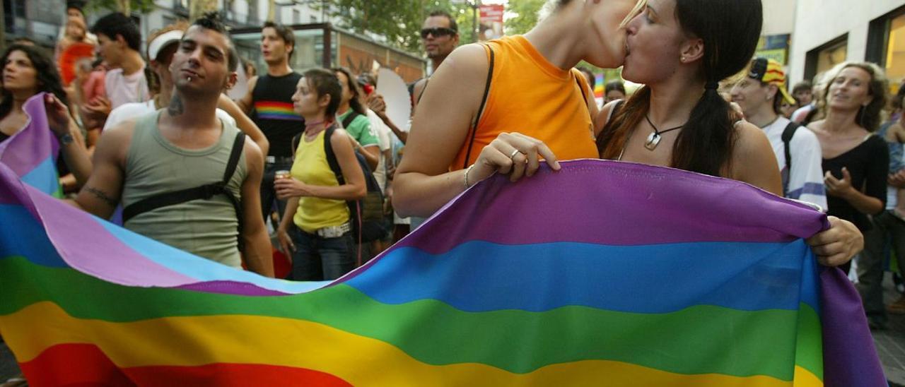 Dos mujeres se besan durante una manifestación en Barcelona.