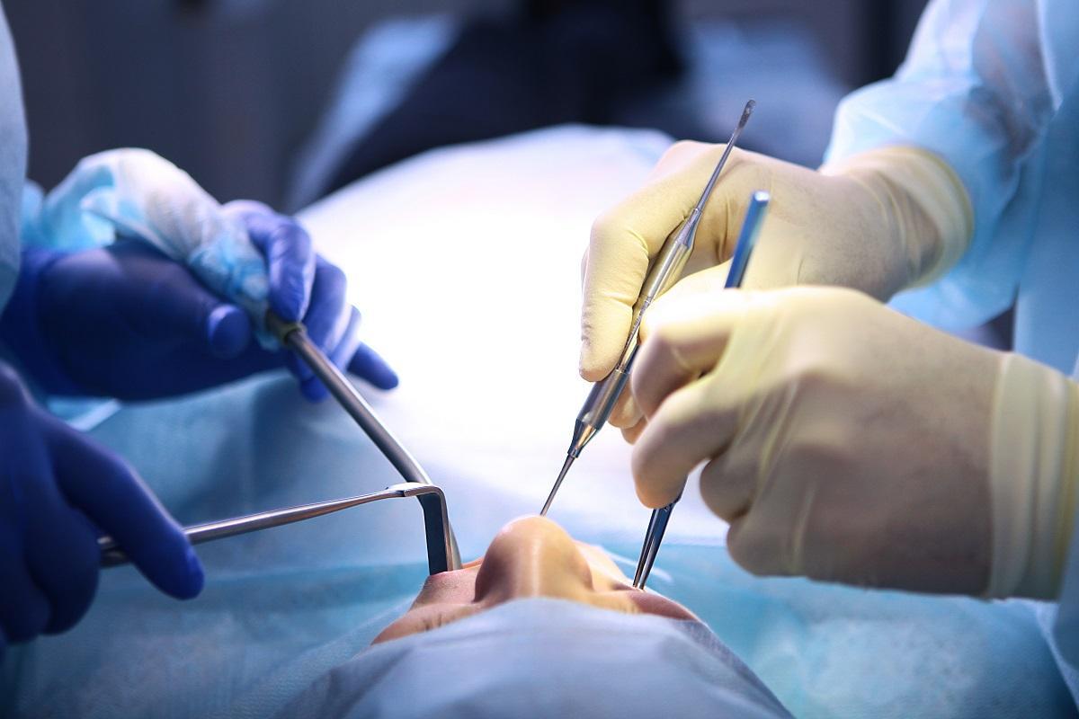 Una operación de cirugía dental, en una imagen de archivo.