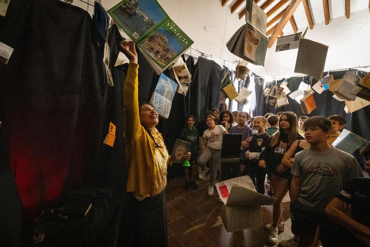 Maritza Caballero y los escolares del CEIP Cervantes.