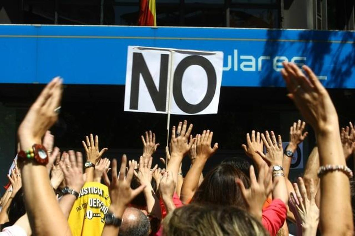 Els funcionaris criden eslògans contra les retallades i el PP amb pancartes que diuen ’no’ a les noves mesures adoptades pel Govern.