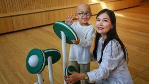 Nurali (de seis años) con su madre, Ulday (de 33), ambos de Kazajistán, en el Hospital Sant Joan de Déu (Barcelona).