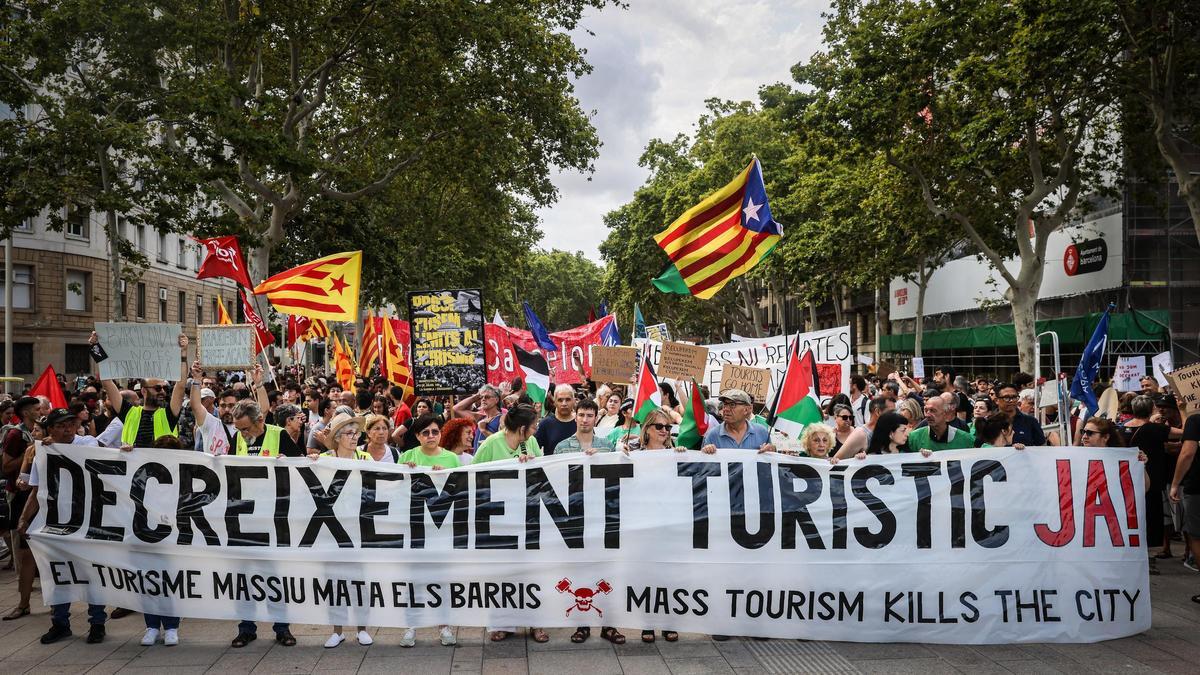 140 entidades salen a las calles de Barcelona para protestar contra el &quot;turismo masivo&quot;.