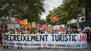 140 entidades salen a las calles de Barcelona para protestar contra el turismo masivo.