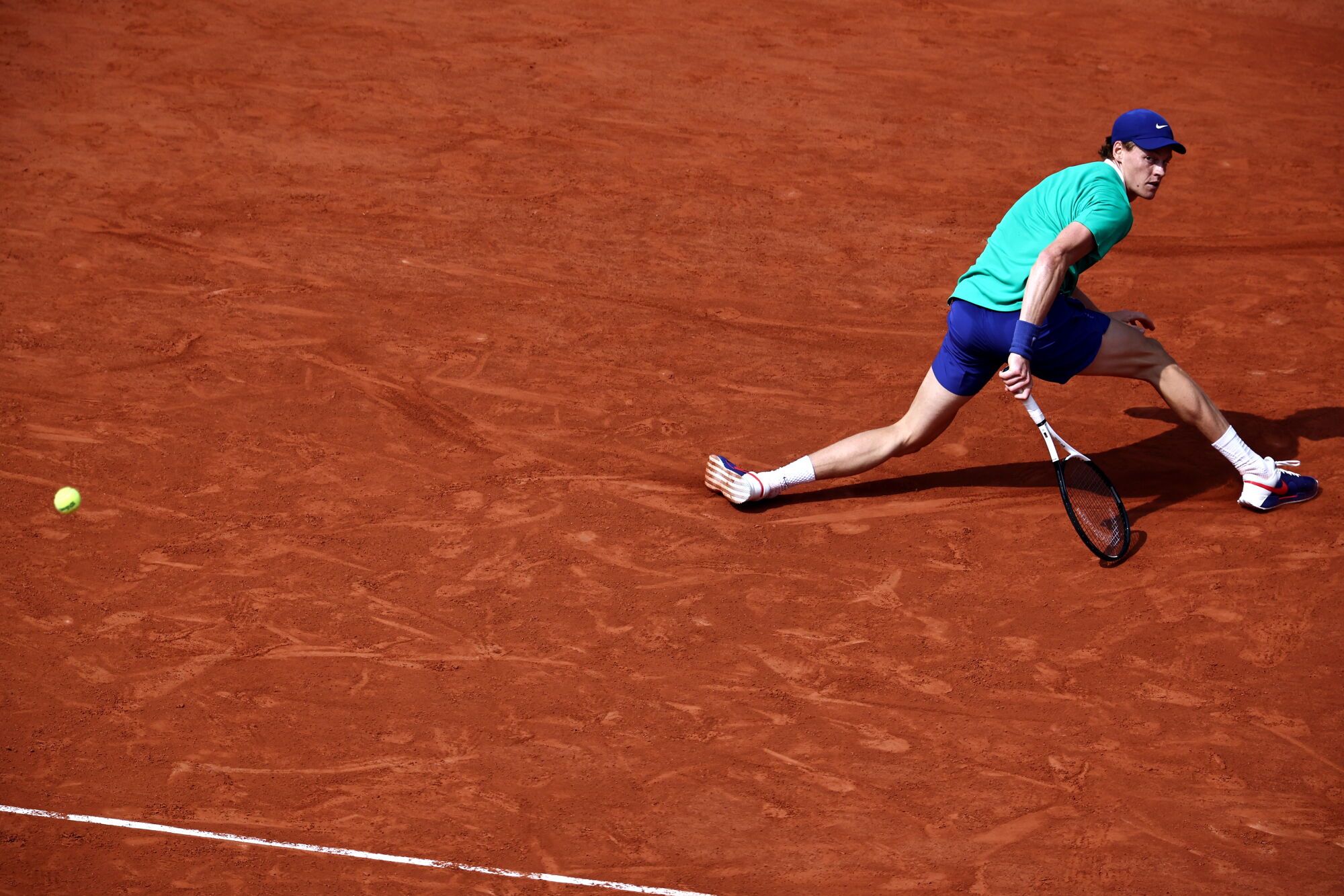 PARIS (France), 08/06/2025.- Jannik Sinner of Italy in action during his Men's final match against Carlos Alcaraz of Spain at the French Open Grand Slam tennis tournament at Roland Garros in Paris, France, 08 June 2025. (Tenis, Abierto, Francia, Italia, España) EFE/EPA/CHRISTOPHE PETIT TESSON