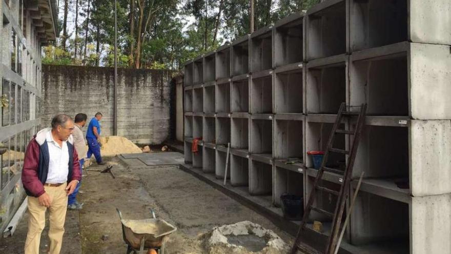 El concejal de Sanidad, Alfonso Vázquez, supervisa las obras en el cementerio de Parada.  // FdV