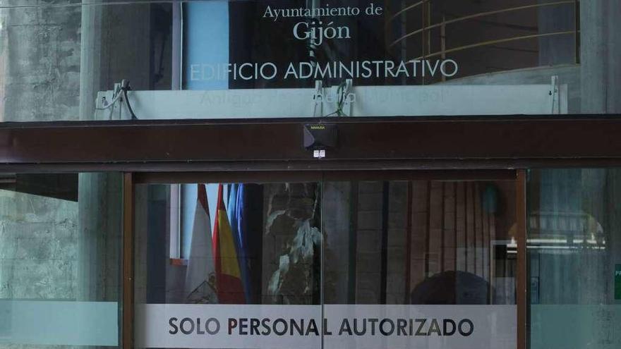 Acceso para el personal en el edificio administrativo Antigua Pescadería.