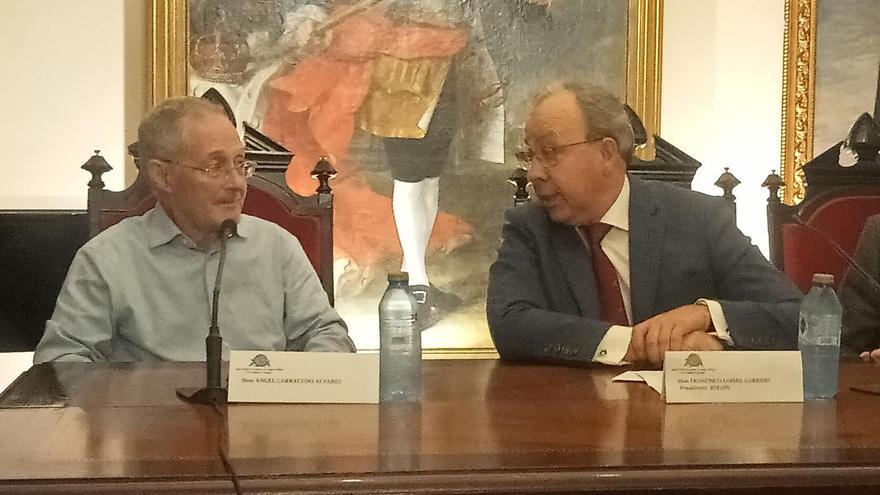 El catedrático Ángel Carracedo, junto al presidente de la Real Sociedad Económica de Amigos del País de Santiago
