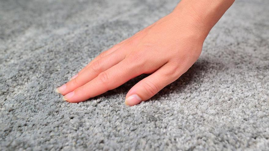 Aceite en la alfombra: el spray casero que la deja como recién comprada