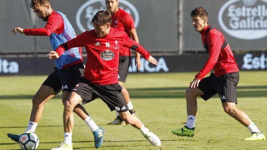 Brais Méndez y Jozabed pelean por el balón, junto a Radoja y a Cabral, ayer. // Ricardo Grobas