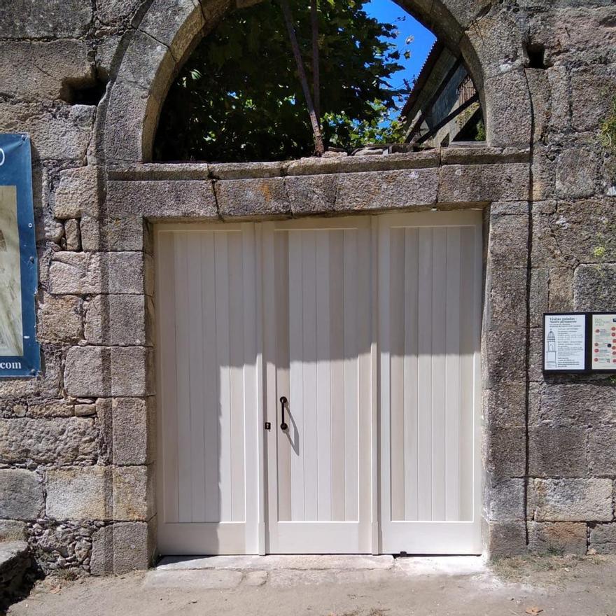 La renovada puerta principal de acceso al Monasterio de Oia.