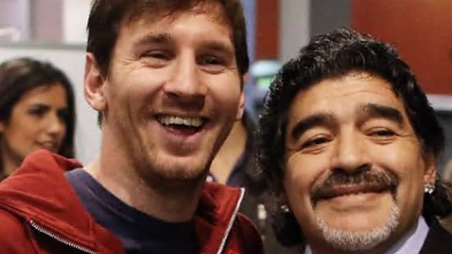 Leo Messi junto a Maradona.