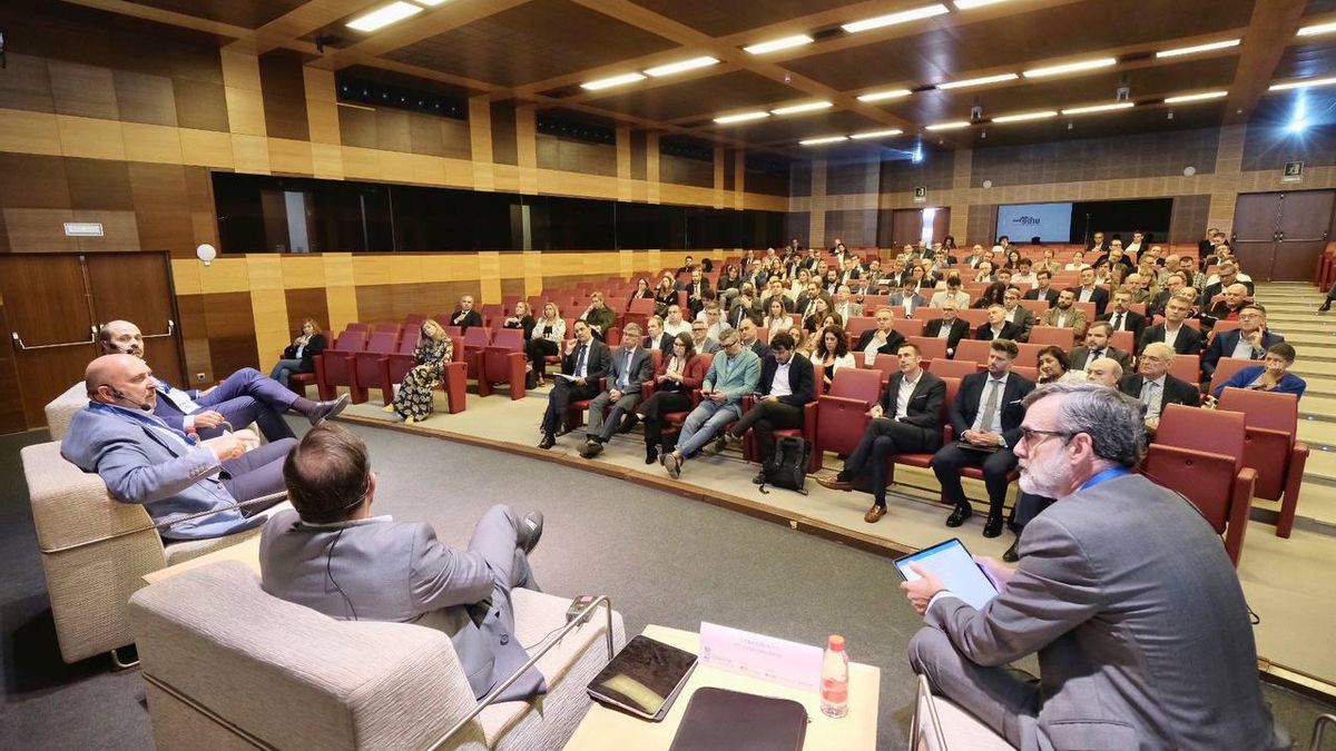 El CEO de Colliers, Mikel Echevarren, (d.) en la mesa redonda en la que alertó de que llega un tsunami.