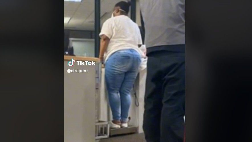 Captura de pantalla en la que se puede ver a la mujer subida a la báscula de las maletas