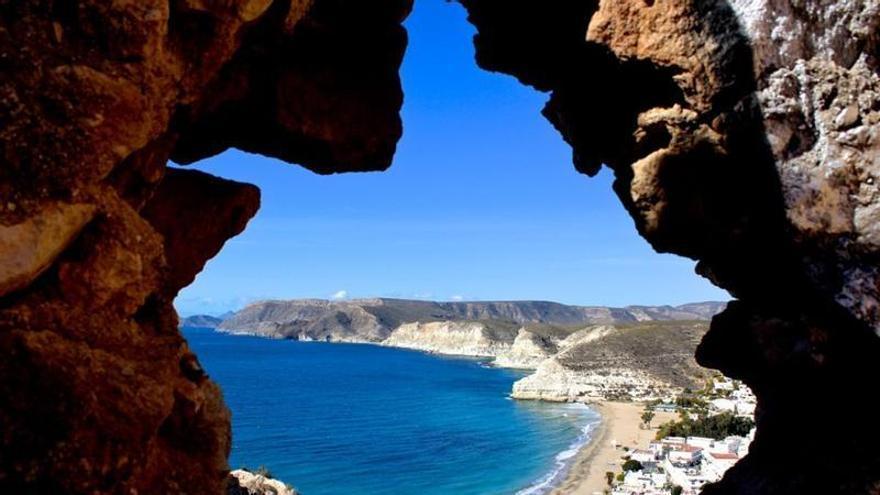No es Grecia, aunque lo parezca: el pueblo pesquero de Almería que se ha convertido en una joya para el verano