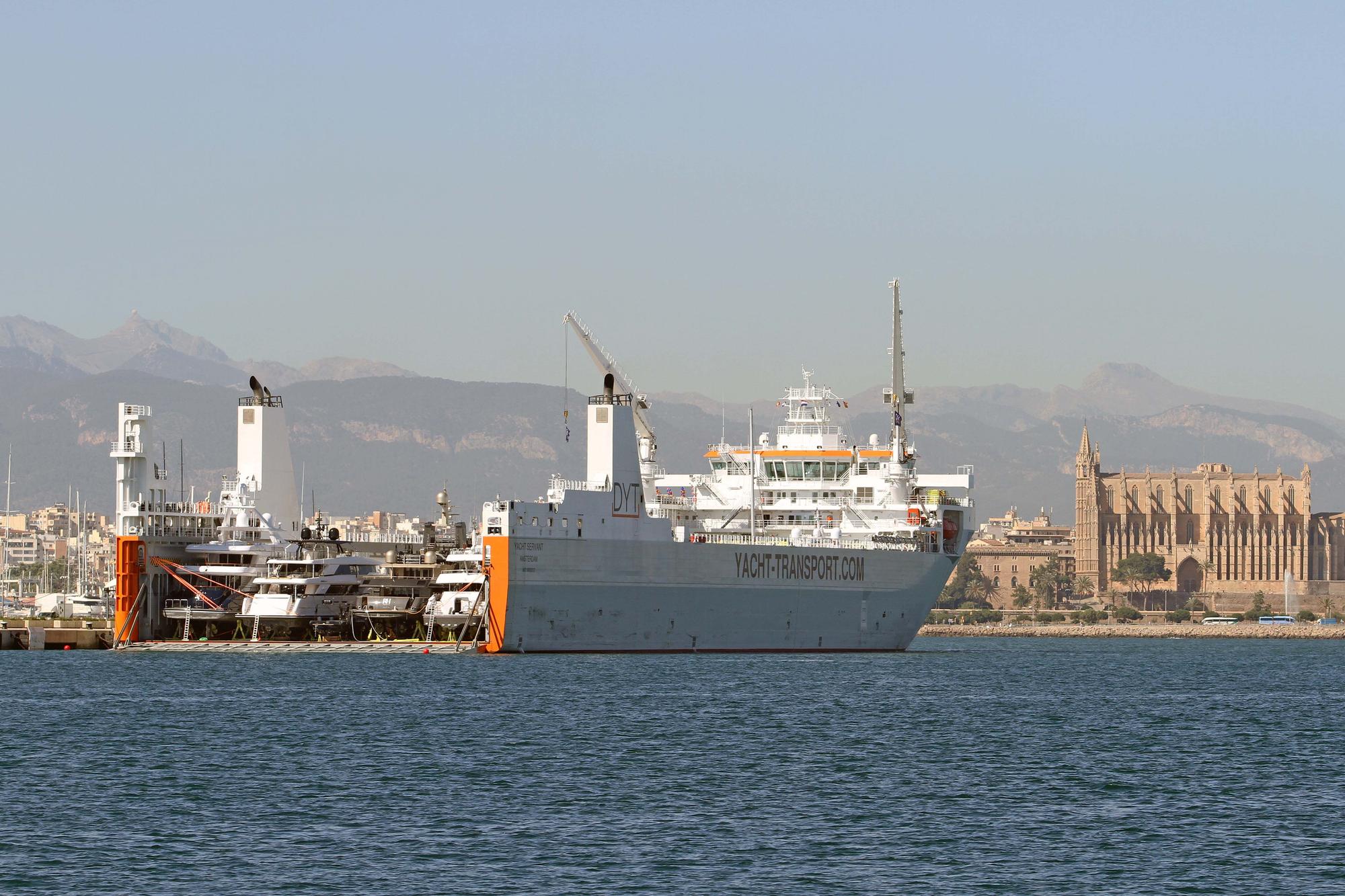 El Yacht Servant atracado en el puerto de Palma