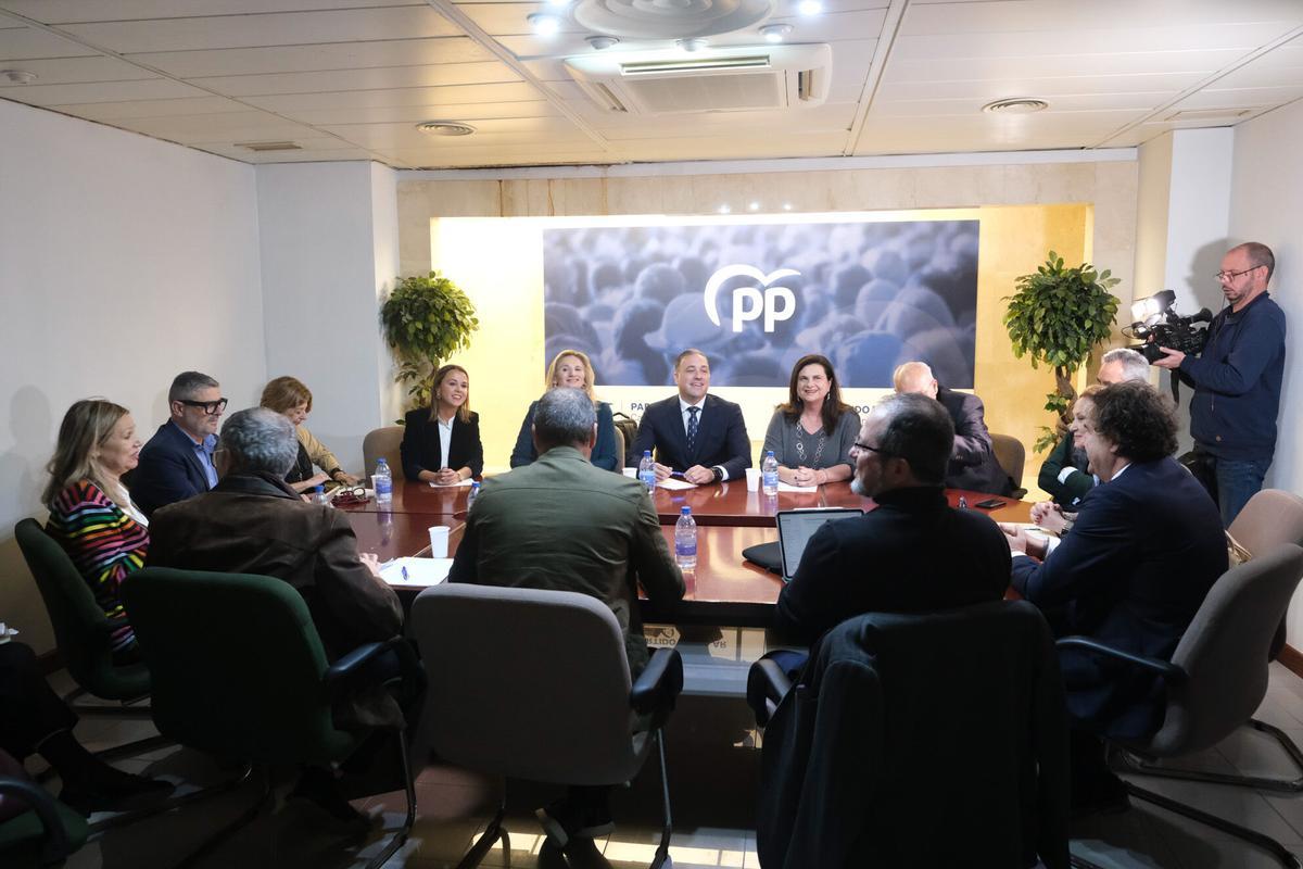 La portavoz en materia de Vivienda del Grupo Popular en el Senado, Paloma Martín; junto a la senadora autonómica del PP por Canarias, Rosa Viera; y la secretaria ejecutiva de Vivienda de los populares a nivel autonómico, Jennifer Curbelo, celebran un encuentro de trabajo con representantes del sector para dar a conocer el Plan nacional de Vivienda del Partido Popular.