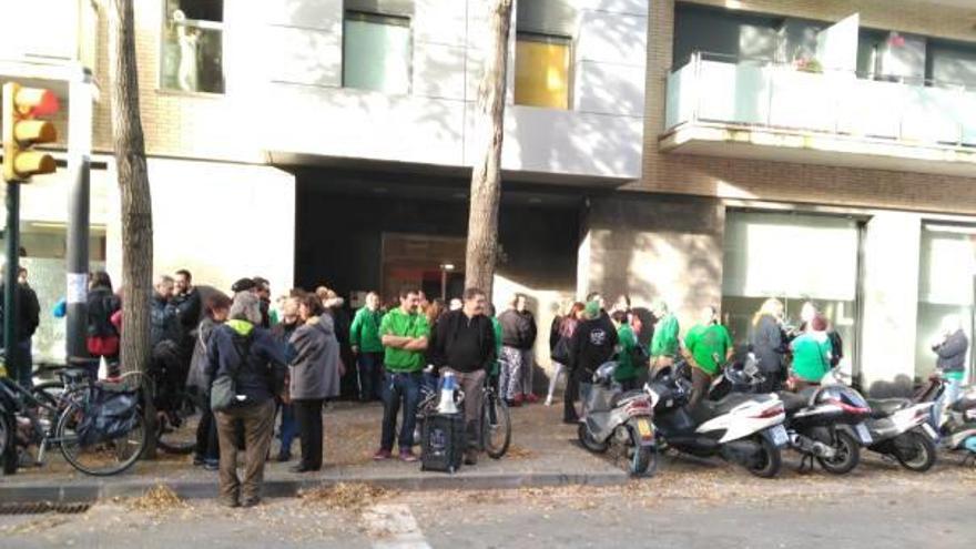 Activistes concentrats a les portes de l&#039;habitatge.