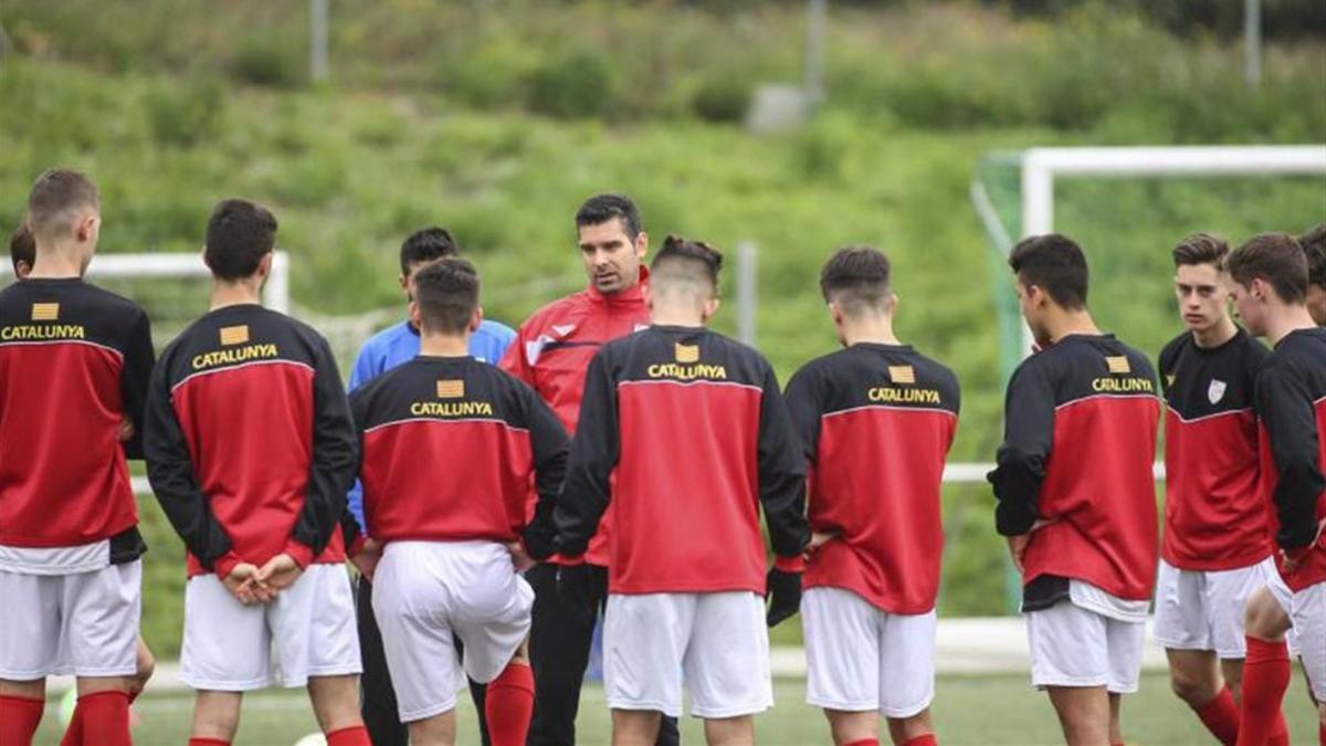 Miguel Angel Sampron, arengando a sus jugadores sub-18 sobre el césped del Joan Baptista Milà